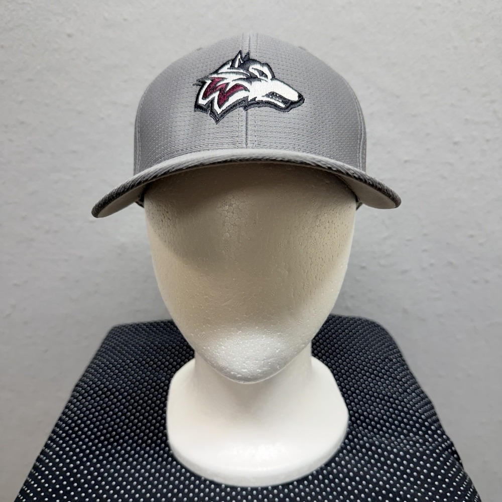 TravisMathew Flexfit Fitted Hat Gray Wolf Logo S/M Performance Golf Cap‎